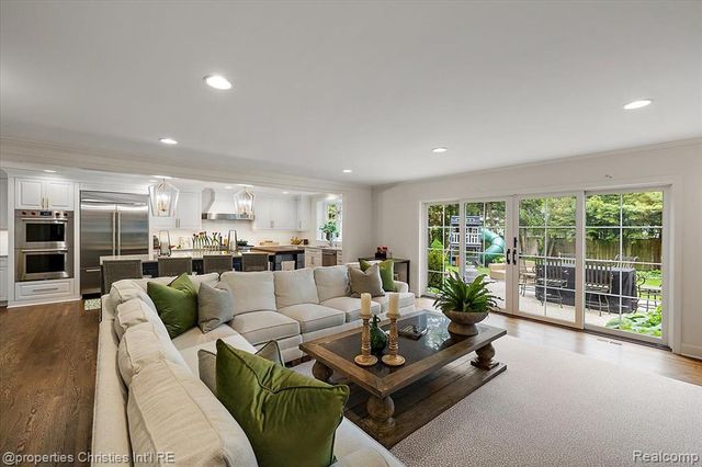 586 Fairfax Street, Birmingham, MI 48009