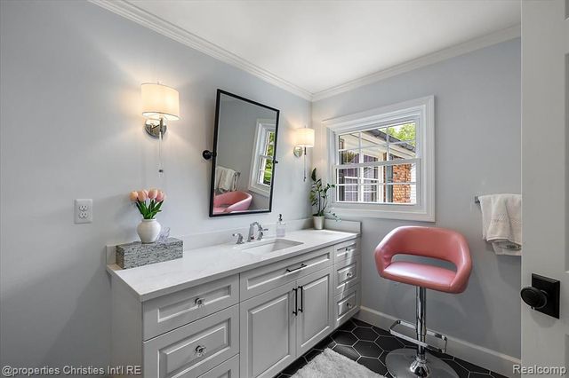 586 Fairfax Street, Birmingham, MI 48009