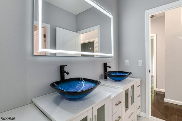 261 Apple Tree Ln, Mountainside Boro, NJ 07092