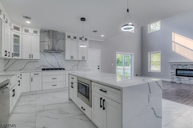 261 Apple Tree Ln, Mountainside Boro, NJ 07092