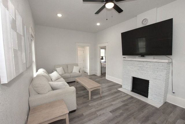 302 S McKinley Avenue, Joplin, MO 64801