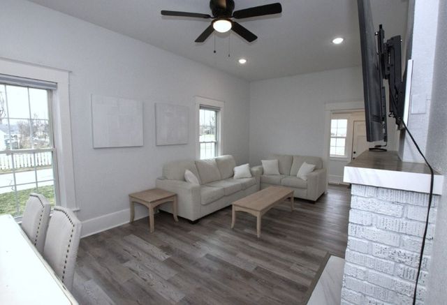 302 S McKinley Avenue, Joplin, MO 64801