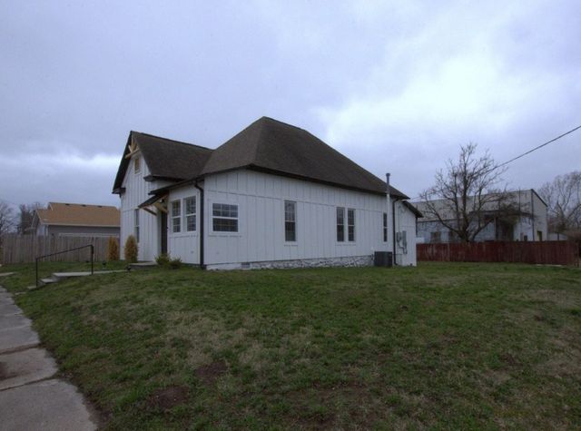 302 S McKinley Avenue, Joplin, MO 64801