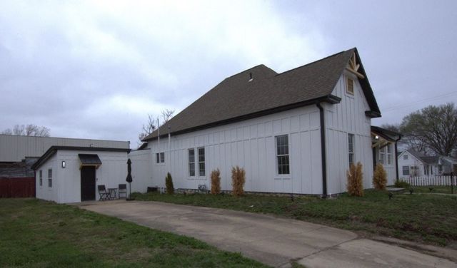 302 S McKinley Avenue, Joplin, MO 64801