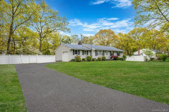 19 Pumpkin Road, Saint James, NY 11780