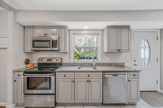 19 Pumpkin Road, Saint James, NY 11780