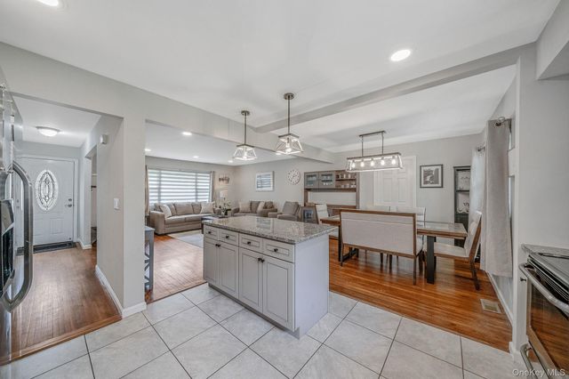 19 Pumpkin Road, Saint James, NY 11780