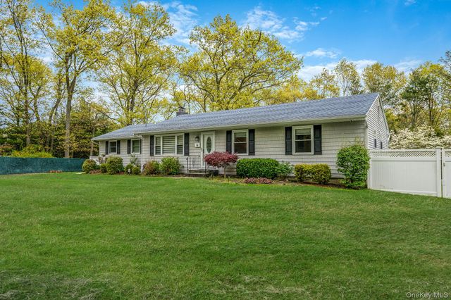 19 Pumpkin Road, Saint James, NY 11780
