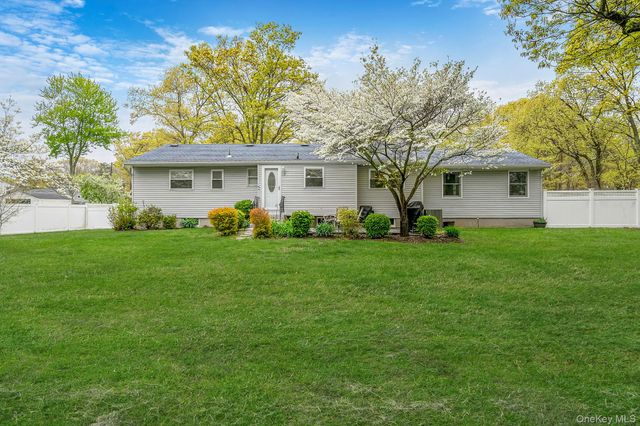19 Pumpkin Road, Saint James, NY 11780