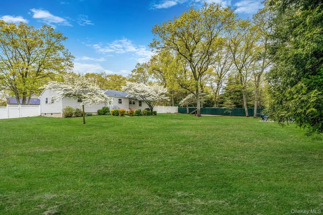 19 Pumpkin Road, Saint James, NY 11780