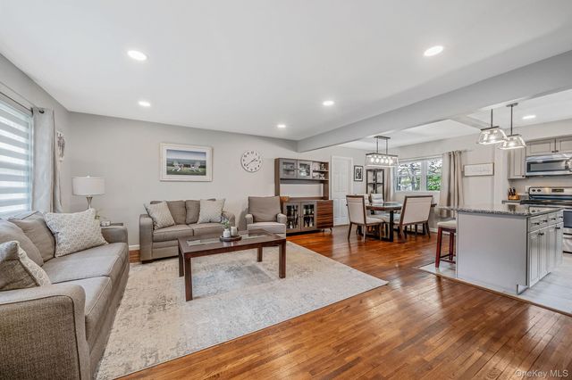 19 Pumpkin Road, Saint James, NY 11780