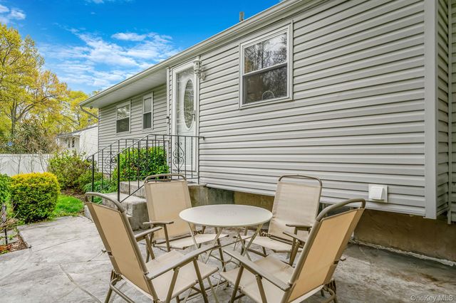 19 Pumpkin Road, Saint James, NY 11780