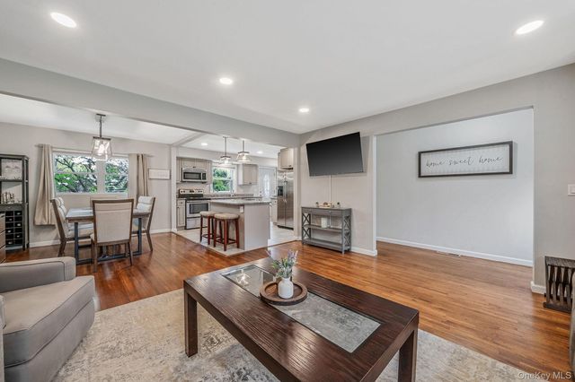 19 Pumpkin Road, Saint James, NY 11780