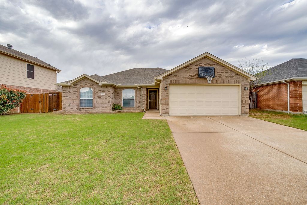 1013 Aaron Drive, Burleson, TX 76028