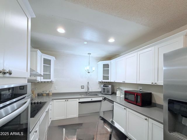 5046 W NEW WORLD Drive, Glendale, AZ 85302