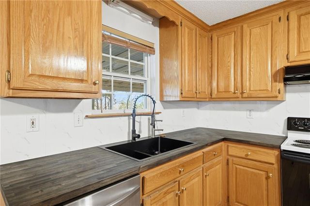 1139 Davis Road W, Fairmount, GA 30139