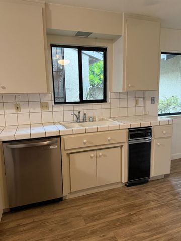 5080 Village Oaks Dr, Rocklin, CA 95677