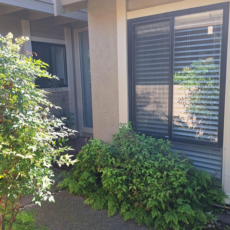 5080 Village Oaks Dr, Rocklin, CA 95677