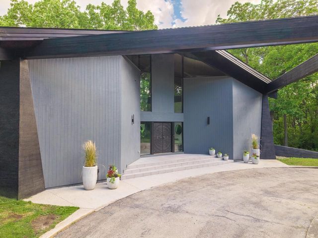 8100 160th AVENUE, Bristol, WI 53104