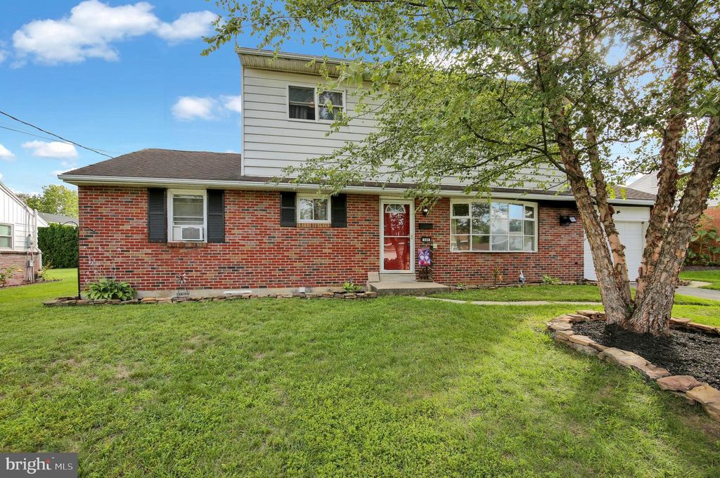 340 HARRY AVE, Robesonia, PA 19551