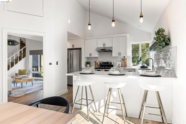 6931 Pinehaven Rd, Oakland, CA 94611