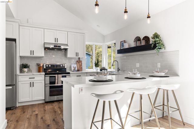 6931 Pinehaven Rd, Oakland, CA 94611