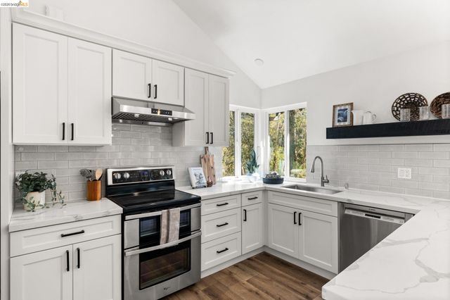 6931 Pinehaven Rd, Oakland, CA 94611