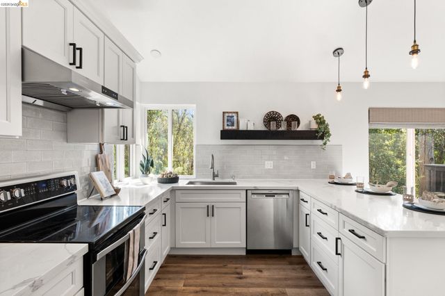 6931 Pinehaven Rd, Oakland, CA 94611