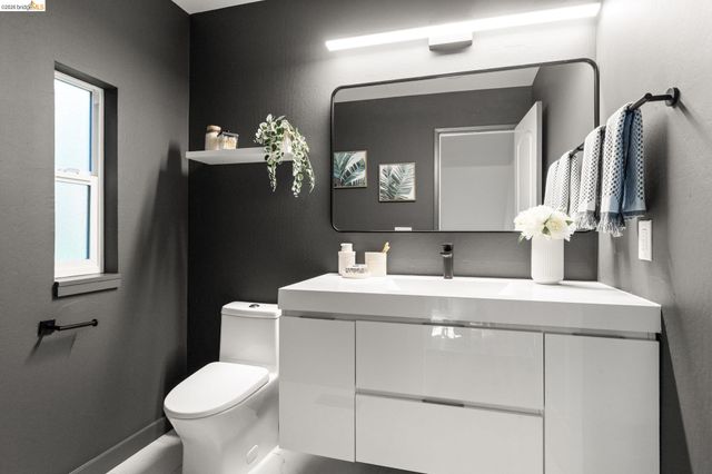 6931 Pinehaven Rd, Oakland, CA 94611