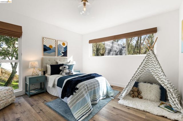 6931 Pinehaven Rd, Oakland, CA 94611