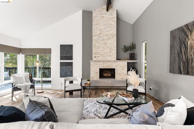 6931 Pinehaven Rd, Oakland, CA 94611