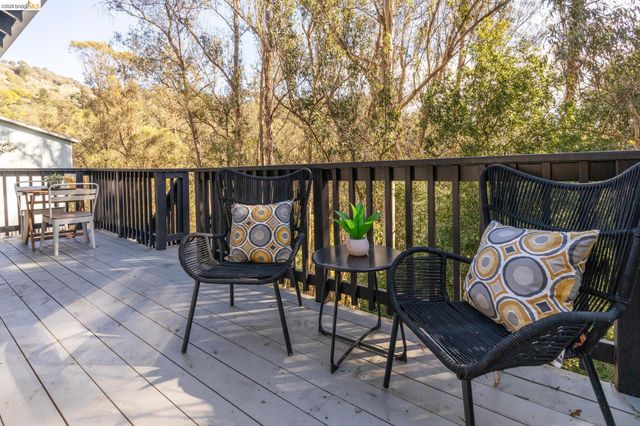 6931 Pinehaven Rd, Oakland, CA 94611