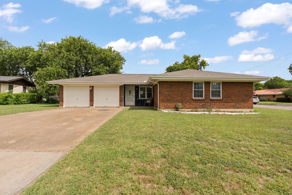1200 Lynnwood Drive, Cleburne, TX 76033