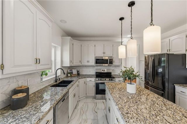20803 S Skyview Lane, Spring Hill, KS 66083