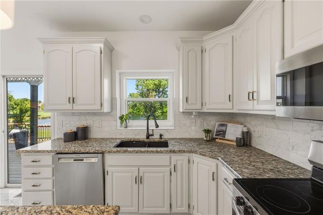 20803 S Skyview Lane, Spring Hill, KS 66083
