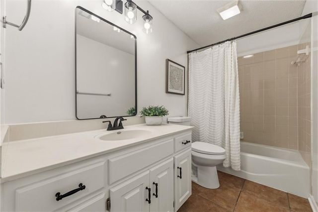 20803 S Skyview Lane, Spring Hill, KS 66083