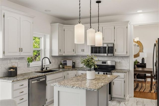 20803 S Skyview Lane, Spring Hill, KS 66083