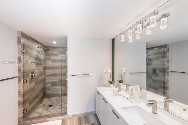 1300 Brickell Bay Dr 2900, Miami, FL 33131