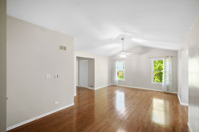 310 Chesterfield Lane, Vernon Hills, IL 60061