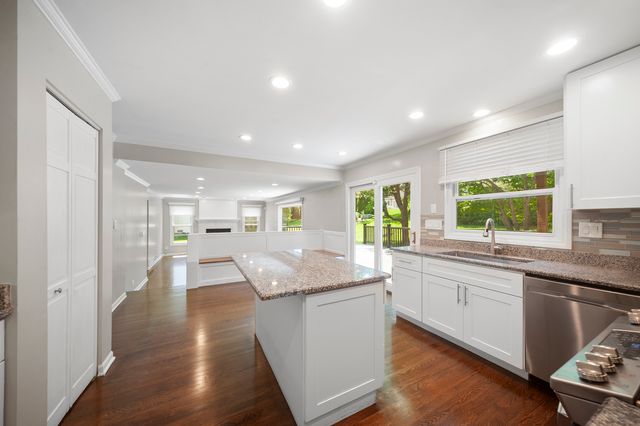 310 Chesterfield Lane, Vernon Hills, IL 60061