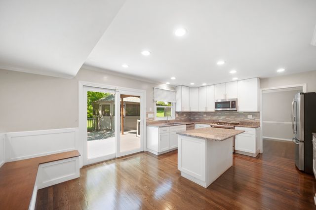 310 Chesterfield Lane, Vernon Hills, IL 60061