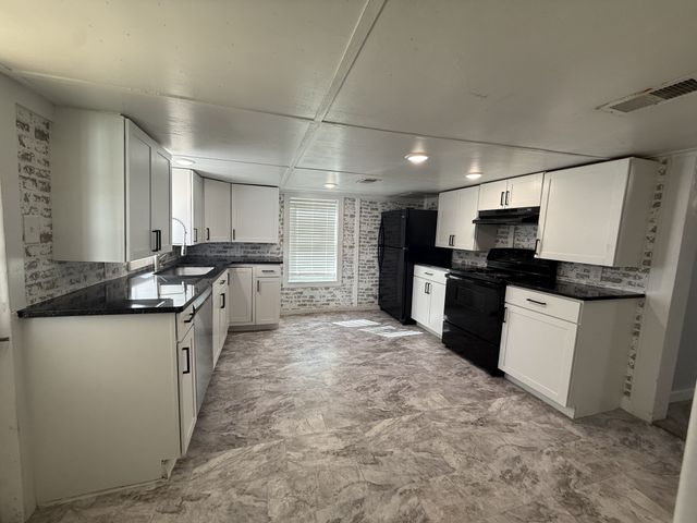 219 Cedar St, Hohenwald, TN 38462