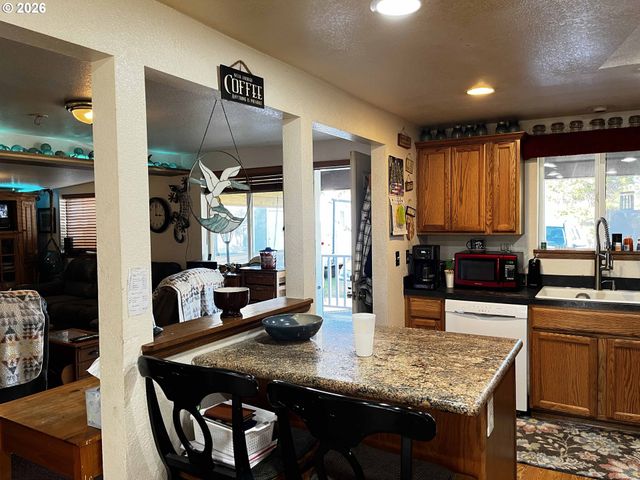 1890 37TH St, Florence, OR 97439