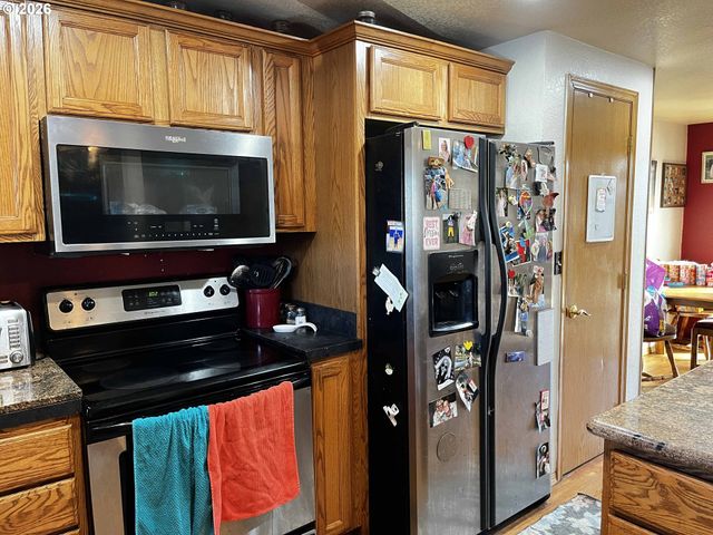 1890 37TH St, Florence, OR 97439