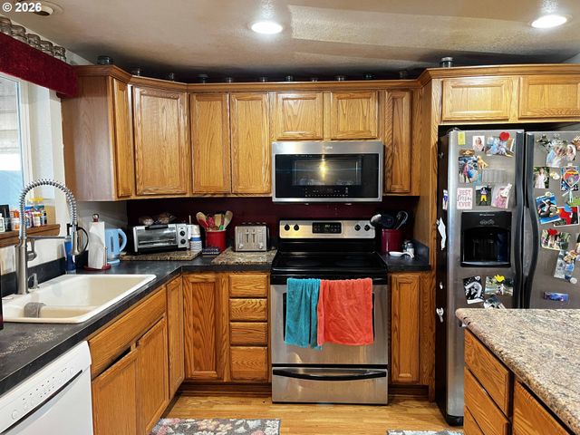 1890 37TH St, Florence, OR 97439