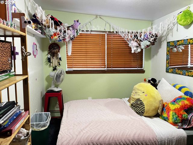 1890 37TH St, Florence, OR 97439