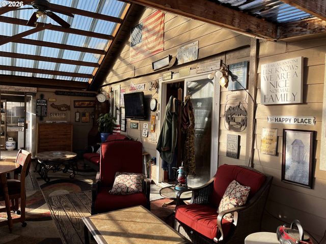 1890 37TH St, Florence, OR 97439