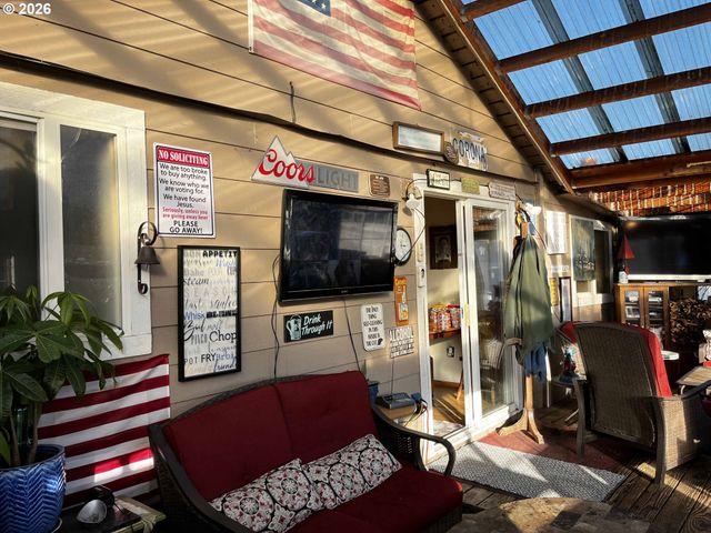 1890 37TH St, Florence, OR 97439