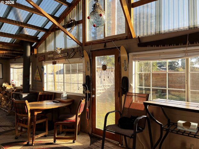 1890 37TH St, Florence, OR 97439