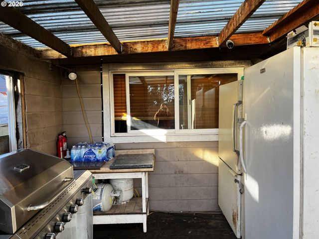 1890 37TH St, Florence, OR 97439